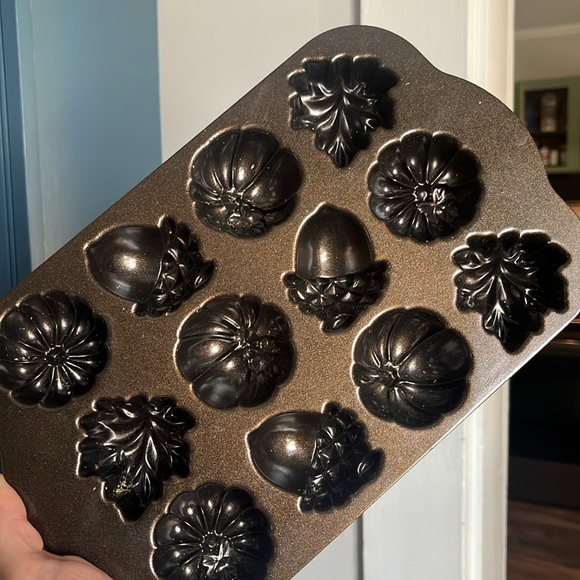 Nordic Ware Autumn Delights Cakelet Pan - Picture 2 of 4